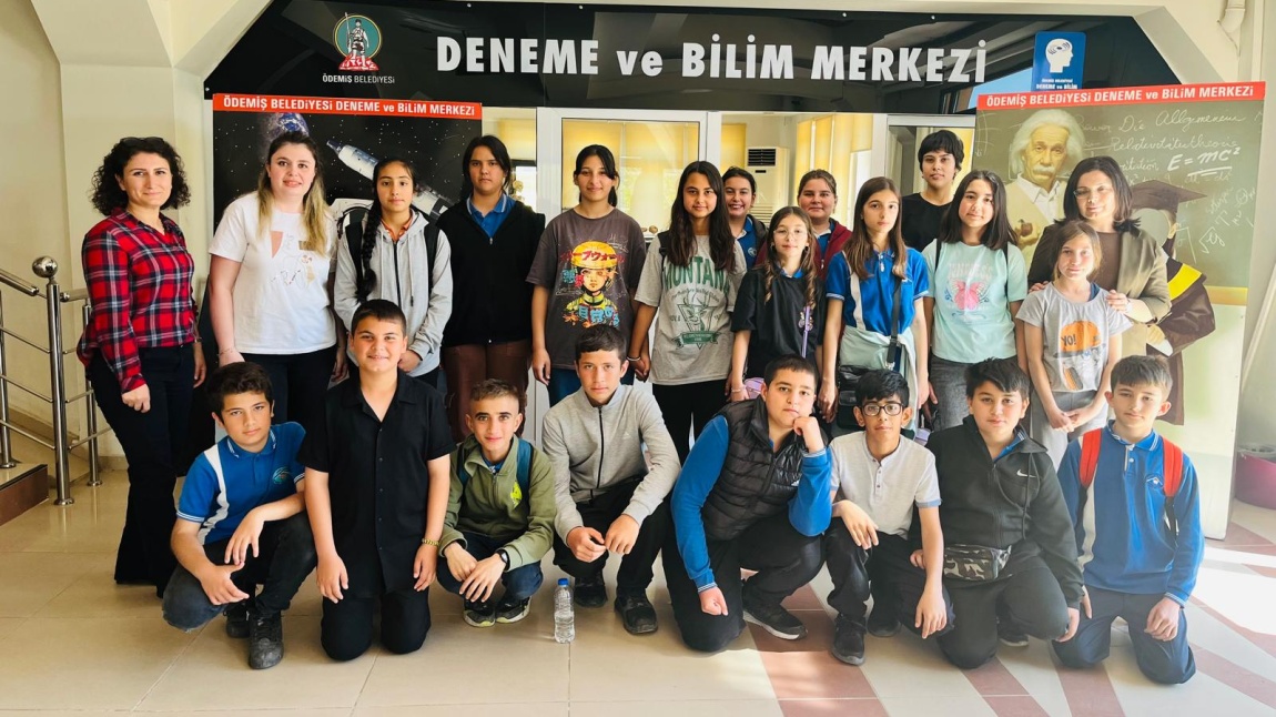 Kaymakçı THK Ortaokulu öğrencileri Ödemiş İlçe Halk Kütüphanesini ve Ödemiş Bilim Merkezini ziyaret etti. 